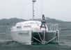 Le Suntory Mermaid II vient de partir pour une croisière de six mille kilomètres. Sans voile ni hélice, il progresse grâce à l'énergie des vagues.