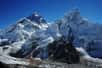 Le mont Everest n’est pas épargné par le changement climatique. Ses glaciers, comme d’autres de cette région du Népal, sont soumis à une fonte drastique, et les chiffres sont édifiants…