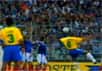 Un jour de printemps 1997, à Lyon, un footballeur brésilien, Roberto Carlos, a trompé le gardien français Fabien Barthez avec un tir de trente mètres à la trajectoire incroyable, le ballon semblant virer brusquement juste devant la cage. Une équipe de physiciens français innocente aujourd'hui le gardien et explique le phénomène.