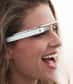 D’après un cabinet d’expertise américain, les Google Glass, des lunettes connectées à Internet, avec microphone et caméra, devraient se vendre par millions d’ici à quelques années. Mais la commercialisation de ces lunettes, déjà vendues en version de test, aura lieu plus tard que prévu.