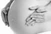 Le fœtus disposerait déjà d'un système immunitaire actif. C'est qu'ont découvert des chercheurs français qui estiment que l'on pourrait de ce fait renforcer les défenses de l'enfant avant la naissance.