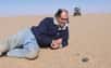 Dans les sables du Sahara, au nord du Soudan, une équipe d'astronomes a retrouvé plusieurs morceaux du petit astéroïde 2008 TC3, dont la trajectoire avait été suivie depuis le sol en octobre 2008, par des télescopes... et par l'équipage d'un avion de la KLM. C'est la première fois qu'un corps extraterrestre est d'abord formellement repéré dans l'espace avant d'être récupéré au sol. Bonne surprise supplémentaire : il s'agit d'un spécimen rare...