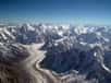 Contre toute attente, d’irréductibles glaciers résistent au réchauffement climatique dans le massif montagneux du Karakoram, entre l’Inde, la Chine et le Pakistan. Entre 1999 et 2008, ils auraient gagné une épaisseur moyenne, en équivalent eau, de 11 cm par an. Une explication plausible : ce petit bout du Globe se refroidit !