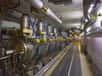 Les physiciens des hautes énergies vont devoir ronger leur frein encore un peu plus longtemps. Le LHC, le plus grand accélérateur de particules au monde, ne devrait probablement faire collisionner des faisceaux de protons qu’au début de l’été 2009.