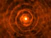 Évoquant un coquillage, cette intrigante spirale est une étoile double, dont l'un des membres est une géante rouge mourante, LL Pegasi, qui éjecte de la matière. Elle a été photographiée pour la première fois il y a dix ans environ par le télescope spatial Hubble. C'est l'image du début de cette vidéo. Le phénomène a été modélisé sur ordinateur et la structure en 3D comparée aux observations d'Alma.
