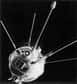 Le 2 janvier 1959, il y a exactement cinquante ans, un vaisseau automatique, nommé officiellement Lunik 1, s’élançait depuis Baïkonour à l’assaut de la Lune. Deux jours plus tard, il passait à moins de 6.000 kilomètres de son objectif et devenait le premier objet créé de main d’homme à s’inscrire en orbite solaire.
