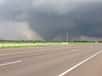 Une tornade de catégorie EF-4, donc dévastatrice, s’est abattue sur la ville de Moore (Oklahoma, États-Unis), ce 20 mai 2013. Plus de 90 personnes ont perdu la vie. Des dizaines de maisons ont également été détruites par la force des vents, qui ont soufflé jusqu’à 300 km/h.
