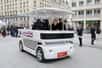 Le véhicule automatisé Navia fait une démonstration à Lyon, en pleine ville, dans une rue piétonne. Ces engins légers et robotisés préfigurent sans doute les transports urbains du futur.