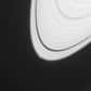 C’est du jamais vu. Une équipe d’astronomes pense avoir découvert une lune en formation sur le bord d’un des grands anneaux de Saturne. Sur le cliché capturé par la sonde spatiale Cassini le 15 avril 2013, on peut en effet observer un ourlet de matière en marge de l’anneau A. Puisant la glace d’eau de l’anneau, il pourrait être un des derniers à naître dans cet environnement.