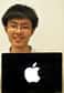 Un détournement du logo d'Apple, en hommage à Steve Jobs, fait un triomphe et vaut la célébrité à son auteur, un étudiant de 19 ans, surpris de cette notoriété soudaine. Une petite polémique vient de naître sur la paternité de ce dessin.