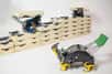 Une équipe de chercheurs et d’ingénieurs de l’université Harvard a créé une équipe de robots constructeurs autonomes. Leur système, qui s’inspire des termites, n’implique aucune hiérarchie ou supervision à distance. Il utilise des robots très simples et un algorithme qui leur permet de travailler indépendamment pour construire une structure dont ils n’ont pas besoin de connaître le plan.