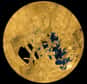 Titan, le plus gros satellite naturel de Saturne, a dévoilé aux radars et aux caméras de Cassini ses grandes étendues sombres d’hydrocarbures, qui maculent principalement son hémisphère nord. Un réseau de lacs et de rivières liquides que l’on ne retrouve nulle part ailleurs que sur Terre.