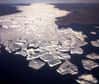 Et si les immenses glaciers polaires se mettaient à glisser, libérant une armada d’icebergs dans la mer ? Ce genre d’événements violents s’est déjà produit durant la dernière glaciation. Une nouvelle étude montre qu’ils ont pu être déclenchés par de faibles hausses de température. Ce qui questionne l’avenir des grandes barrières de glace actuelles dans un contexte de réchauffement global.