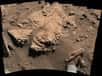 Curiosity s’apprête à forer le sol de Mars pour la troisième fois. Située à Kimberley, à mi-chemin entre le point d’arrivée du rover et les pentes du mont Sharp, la dalle de roche surnommée Windjana est différente des deux premières étudiées plusieurs mois auparavant dans la baie de Yellowknife, un ancien lac. Les scientifiques de la mission souhaitent comprendre « la chimie des fluides qui a collé ces grains (de silices) ensemble pour former la roche » constituée de grès.