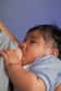 Une étude vient de montrer que l’allaitement, s’il dure au moins 4 mois, renforce les poumons des enfants et réduit le risque de développer de l’asthme à 12 ans. La raison ? Le lait maternel permettrait d’augmenter le volume pulmonaire.