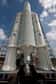 Ariane 5, qui devait décoller avec une charge utile record de plus de 10 tonnes, n’a pas quitté le sol. Alors que le moteur Vulcain fonctionnait à plein régime, une anomalie a été détectée, conduisant à l’arrêt de la chronologie de lancement. Le lanceur et les satellites sont en sécurité. Arianespace fixera une nouvelle date de lancement dès que possible.
