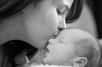 Dans une étude récente, des chercheurs canadiens ont mis en évidence le rôle prépondérant des odeurs des nouveau-nés dans le développement du lien entre une mère et son enfant. Le parfum des bébés activerait le circuit des récompenses dans le cerveau et favoriserait la naissance du sentiment affectif.