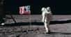 En juillet 1969, l’équipage d’Apollo 11 vivait un moment historique. À son retour sur Terre, les astronautes ont été mis en quarantaine. Ici, Buzz Aldrin près du drapeau américain. © Nasa