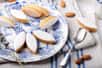 Originaires d'Aix-en-Provence, les calissons sont une gourmandise très fine, à base de pâte de melon confit et d'amandes, recouverte d'un glaçage blanc. Plusieurs légendes sont rattachées à l'histoire des calissons.