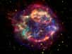 Cassiopée A. C’est sans doute ce qu’il reste de l’une des explosions en supernova les plus célèbres de notre Univers. Et des astronomes nous apprennent aujourd’hui que cette nébuleuse ne s’étend pas uniformément. La faute, probablement, à une collision.