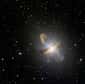 Connue également sous le nom de Centaurus A, NGC 5128 est la galaxie active la plus proche de nous, fruit de la rencontre passée entre une galaxie elliptique et une spirale. Quelques années après les astronomes professionnels, un amateur a photographié pour la première fois les preuves de cette collision galactique.