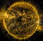 Des physiciens de l’université Northwestern, du Massachusetts Institute of Technology (États-Unis) et de l’université d’Édimbourg (Écosse) estiment que, contrairement à ce que les scientifiques imaginaient jusqu’ici, le champ magnétique de notre Étoile prend naissance assez près de sa surface. © Solar Dynamics Observatory, Nasa