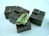 Le chocolat, en plus d’être bon, est naturellement source de bienfaits. Selon une nouvelle étude (menée par des chercheurs proches des industriels du chocolat...), 40 grammes de chocolat noir apporteraient même plus d’antioxydants qu’un verre de jus de fruit… mais bien plus de calories !