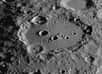 Très prisé par les amateurs d'observations lunaires, le cratère Clavius est l'un des plus spectaculaires et des plus faciles à observer. Une très belle image d'un astronome amateur français nous le dévoile.