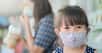 SARS-CoV-2. Il est apparu en Chine en décembre 2019. Depuis, il a fait des dizaines de milliers de morts dans le monde. Pour limiter la propagation de ce coronavirus et en l’absence de traitement ou de vaccin, différentes mesures ont été imaginées. Parmi lesquelles, le port d’un masque.