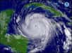 Maintenant considéré comme "potentiellement catastrophique", le cyclone Dean dont les vents atteignent 240 km/heure se rapproche inexorablement des côtes du Mexique et de Belize. Il devrait toucher la côte au nord de Chetumal, la capitale de l'Etat de Quintana Roo, mardi entre 07h00 et 08h00 TU, mais des vents violents accompagnés de pluies abondantes devraient balayer la région plusieurs heures à l'avance.