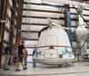 Une capsule Dragon, de l'entreprise privée Space X, qui doit à terme assurer la navette avec l'ISS, en cargo ou habitée, est arrivée au Centre spatial Kennedy de la Nasa pour un prochain lancement.