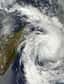 Le cyclone Dumile, actuellement de catégorie 1, se rapproche de la côte ouest de l’île de la Réunion. L’alerte cyclonique est de rigueur, des rafales de 150 km/h sont attendues entre 13 h 00 et 16 h 00 heure locale. Plus de détails sur cette dépression qui menace le département français de l’océan Indien.