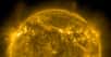 L’Observatoire de la dynamique solaire (SDO) de la Nasa a enregistré à la surface du Soleil — en haut à droite —, ce qui ressemble à s’y méprendre à un diable de poussière. © Nasa, SDO