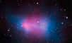 Détecté début 2012, l’amas de galaxies surnommé El Gordo est le théâtre d’un « choc des Titans » stupéfiant à plus de sept milliards d’années-lumière de la Terre. Une nouvelle étude rassemblant les observations des télescopes spatiaux Hubble et Chandra considère que sa masse est 43 % supérieure à la précédente estimation. Un portrait plus complet et grand champ de cet essaim où s’entremêlent gaz chauds et matière noire est programmé par les astronomes.