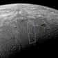 Le 21 novembre 2009, la sonde Cassini survolait le pôle sud d'Encelade, un des satellites de Saturne, avant qu'il ne plonge dans une nuit de 15 ans. La sonde a effectué de nombreuses mesures et saisi de nouvelles images de la zone d’où s’élèvent des dizaines de geysers. Encelade apparaît maintenant comme plus prometteuse qu’Europe pour une possible exploration de poches d’eau liquide abritant peut-être la vie.