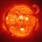Dans l’univers, l’hydrogène est l’élément le plus abondant. Les étoiles comme le Soleil tirent leur formidable énergie du processus de fusion des noyaux d’hydrogène. © Soho, EIT Consortium, Esa, Nasa