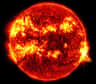 Le week-end dernier, la tache solaire AR3664 nous a offert un merveilleux spectacle d’aurores boréales. Et alors qu’elle s’apprête à disparaître en bordure ouest de notre Soleil, elle vient de nouveau de faire parler d’elle. En émettant l’éruption la plus puissante de ce cycle solaire.