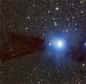 Une nouvelle image évocatrice de l’ESO montre un nuage sombre dans lequel de nouvelles étoiles se forment, voisinant un amas d’étoiles brillantes qui ont déjà émergé de leur nurserie stellaire de poussière. Cette nouvelle image, prise avec le télescope MPG/ESO de 2,2 mètres à l’observatoire de La Silla, au Chili, est la meilleure jamais réalisée en lumière visible de cet objet peu connu.