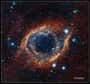 Le télescope Vista de l’ESO, à l’observatoire de Paranal au Chili, a pris une nouvelle photo splendide de la nébuleuse de l’Hélice. Cette image, prise dans l’infrarouge, révèle les filaments de gaz froid de la nébuleuse, invisibles sur les clichés pris dans le visible, et met également en évidence un riche arrière-plan d’étoiles et de galaxies.