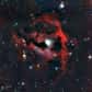Une nouvelle image provenant de l’Observatoire de La Silla de l’ESO montre une partie d’une nurserie stellaire surnommée la nébuleuse de la Mouette. Ce nuage de gaz, officiellement appelé Sharpless 2-292, semble former la tête d’une mouette et rougeoie de manière éclatante à cause du rayonnement énergétique provenant de jeunes étoiles très chaudes cachées en son cœur.