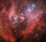 Une nouvelle image réalisée avec la caméra WFI (Wide Field Imager) sur le télescope MGP/ESO de 2,2 mètres révèle la nébuleuse Lambda Centauri, un nuage d’hydrogène lumineux et de jeunes étoiles dans la constellation du Centaure. La nébuleuse, aussi appelée IC 2944, est parfois surnommée la nébuleuse du Poulet qui court, en raison de la forme qu'y voient certaines personnes dans sa partie la plus brillante.
