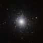 Une image infrarouge, réalisée avec le télescope Vista de l’ESO, a mis en évidence l’amas globulaire 47 Tucanae de façon très détaillée. Il contiendrait ainsi des millions d’étoiles dont un bon nombre, nichées en son cœur, seraient des étoiles assez exotiques, aux propriétés peu communes.