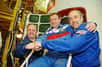 Le cosmonaute russe Iouri Lontchakov et l'astronaute américain Michael Fincke ont quitté la terre à bord du vaisseau Soyouz TMA-13 dimanche 12 octobre à 7 h 01 TU à destination de la Station Spatiale Internationale qu’ils atteindront mardi 14 octobre à 8 h 33 TU. Ils formeront alors l’équipage d’Expedition 18. Ils sont accompagnés du sixième touriste de l’Espace, Richard Garriott.