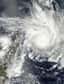 Le cyclone Felleng est passé en catégorie 4-5 sur l’échelle de Saffir-Simpson. Si l’on en croit les prévisionnistes, il devrait longer les côtes malgaches et se rapprocher de l’île de la Réunion. Une menace qui est analysée de près.