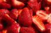 L’association Générations Futures a mené ses analyses sur des fraises françaises et espagnoles vendues dans des supermarchés de Picardie et de Haute-Normandie. En tout, huit perturbateurs endocriniens, pour certains interdits, ont été retrouvés dans les fruits, mélangés avec d'autres pesticides.
