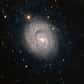 À force de photographier NGC 1637 depuis l'année 1999 pour y observer le déclin d'une supernova, les astronomes de l'ESO ont eu l'idée de combiner les différentes images acquises. Découvrez un portait unique de cette galaxie spirale.
