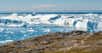 Sous l’effet du réchauffement climatique, les glaciers du Groenland fondent. Et les scénarios les plus défavorables estiment que le phénomène contribuera à une élévation du niveau de la mer allant jusqu’à 15 millimètres d’ici 2100. Mais des chercheurs préviennent aujourd’hui que ces modèles pourraient sous-estimer la perte de masse glaciaire.