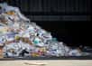 Epson s’apprête à commercialiser une machine à recycler le papier destinée aux entreprises. La PaperLab est capable de produire différents formats de feuilles et même du papier parfumé ! Mais des interrogations demeurent sur sa consommation d’énergie et le type de produits chimiques utilisés dans le processus de recyclage.