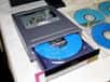La guerre qui a longtemps opposé deux formats sur le marché des DVD enregistrables : DVD-R(W) et DVD+R(W), risque malheureusement de se reproduire avec deux nouvelles évolutions technologiques dans ce domaine. En effet, pour succéder au DVD, deux technologies s'opposent : l'HD-DVD et le Blu-Ray. Ces deux formats reposent sur la technologie du laser bleu pour stocker bien plus de données sur une galette de 12cm que le DVD (qui utilise un laser de type rouge).