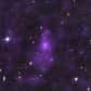 Des astronomes ont cartographié la présence de "matière noire" invisible avec une précision sans précédent. Les images générées par simulation informatique montrent des "amas" de matière noire entourant deux très jeunes amas de galaxies. Les résultats accréditent la théorie selon laquelle la matière visible ordinaire et la matière noire existeraient dans les mêmes lieux parce qu'elles s'attirent, en raison du phénomène de gravité.